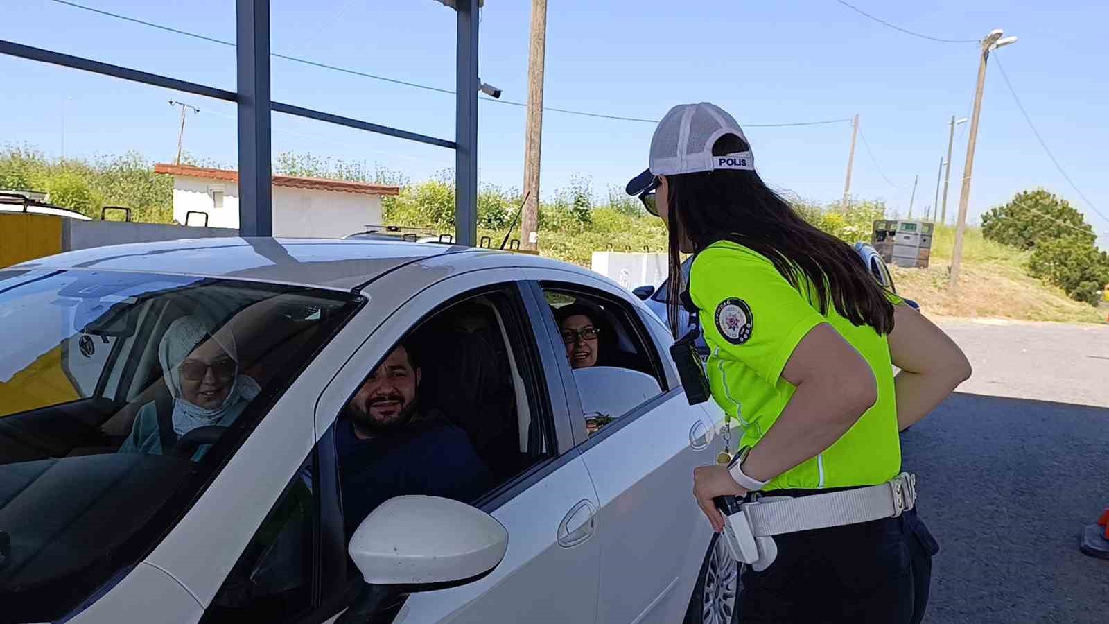 tekirdagda bayram trafigine siki denetim trafik ekiplerinden cikolata ve kolonya ikrami 2 rFi6UJkU