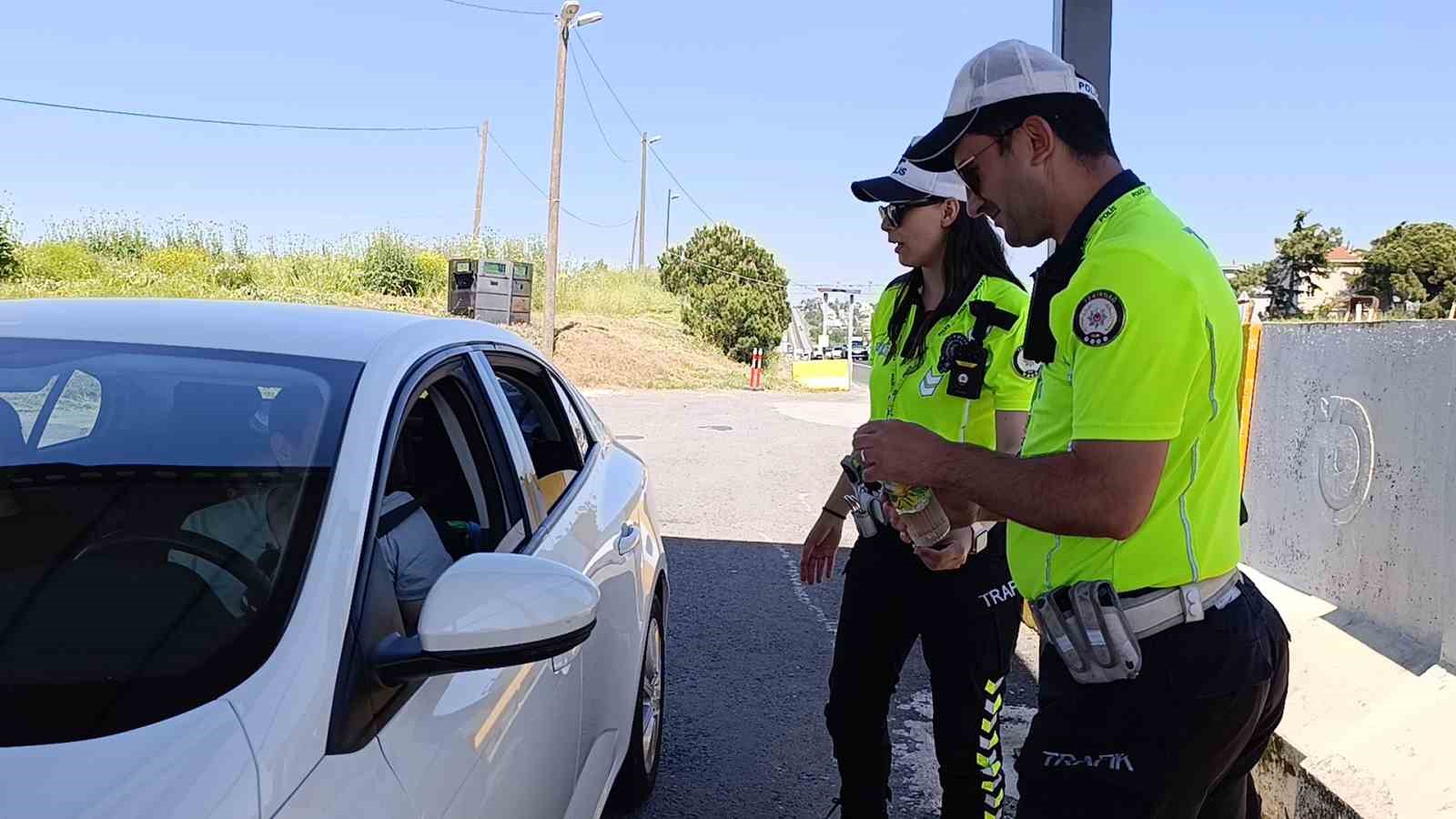 tekirdagda bayram trafigine siki denetim trafik ekiplerinden cikolata ve kolonya ikrami 3 YBK2abVB