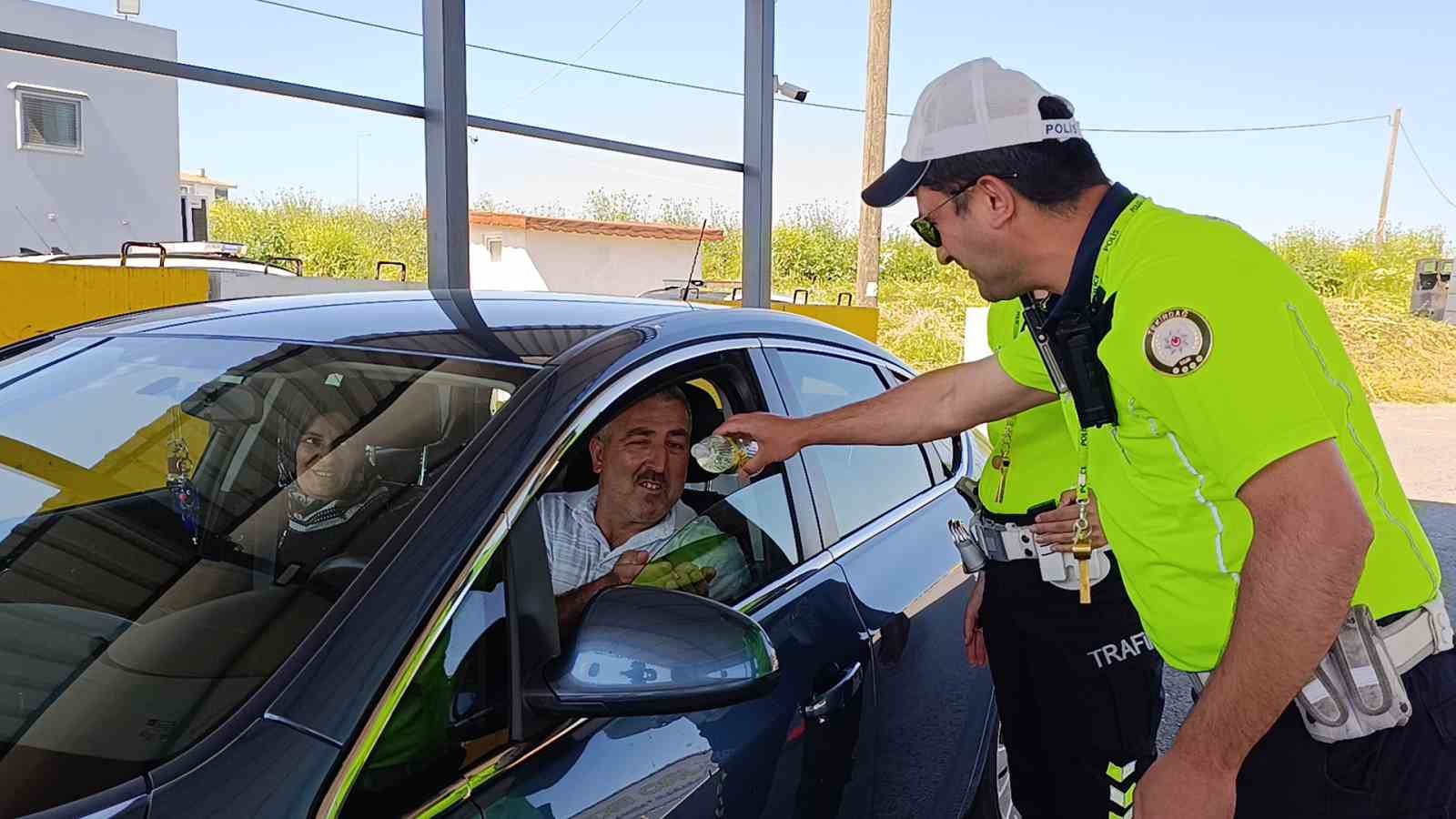 tekirdagda bayram trafigine siki denetim trafik ekiplerinden cikolata ve kolonya ikrami 4 8vQfIBqD
