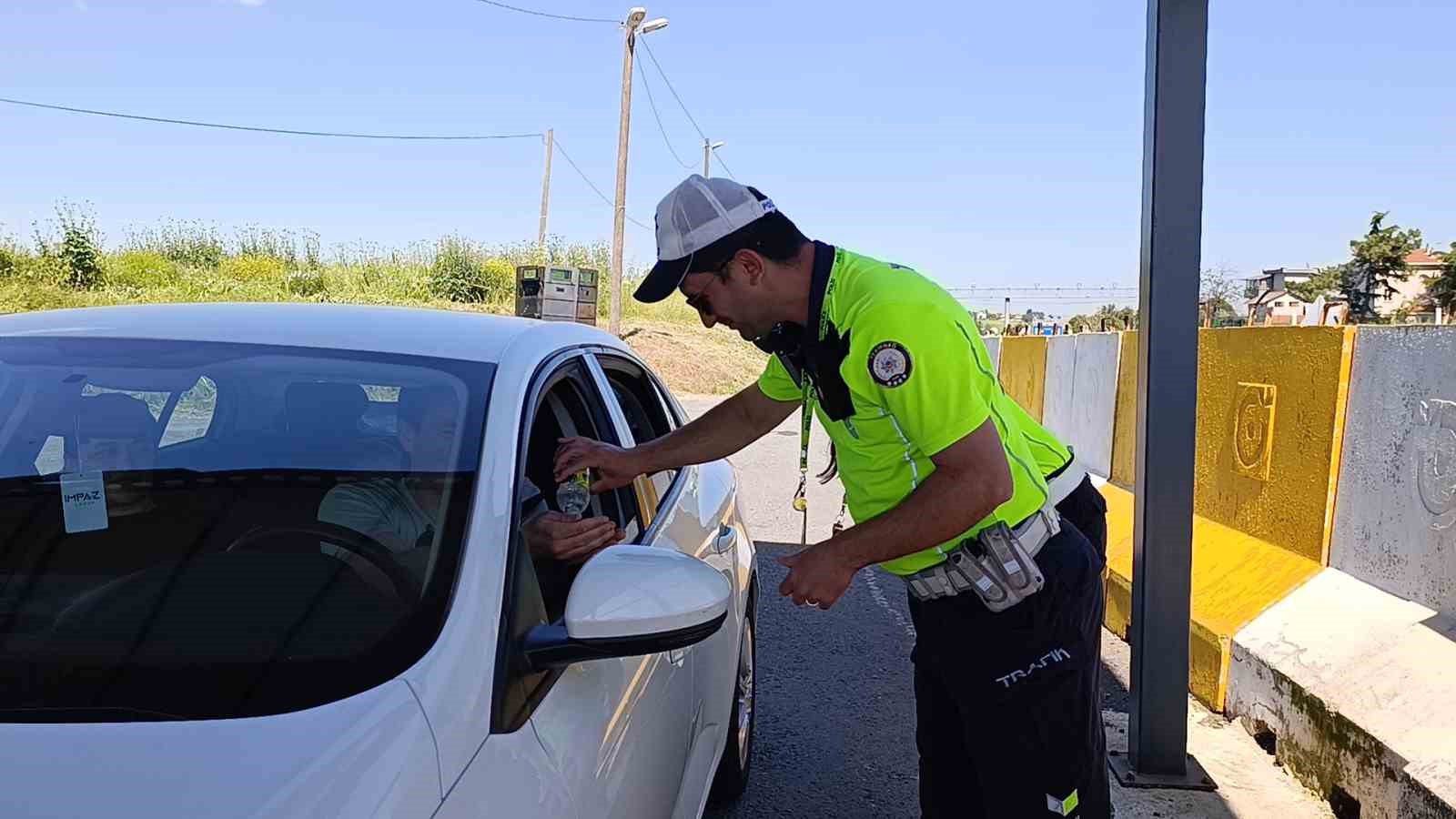 tekirdagda bayram trafigine siki denetim trafik ekiplerinden cikolata ve kolonya ikrami 5