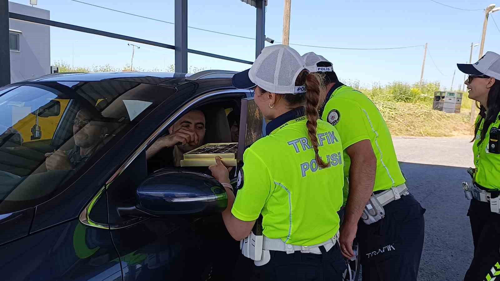 tekirdagda bayram trafigine siki denetim trafik ekiplerinden cikolata ve kolonya ikrami 6 4Hce1YqQ