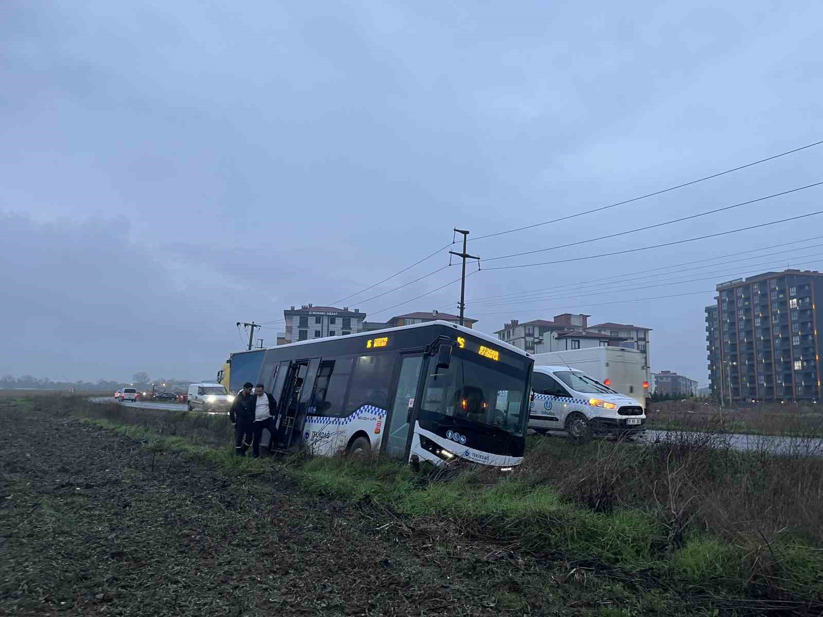 tekirdagda belediye halk otobusu tarlaya girdi 2 yarali 5 lND3Lzii