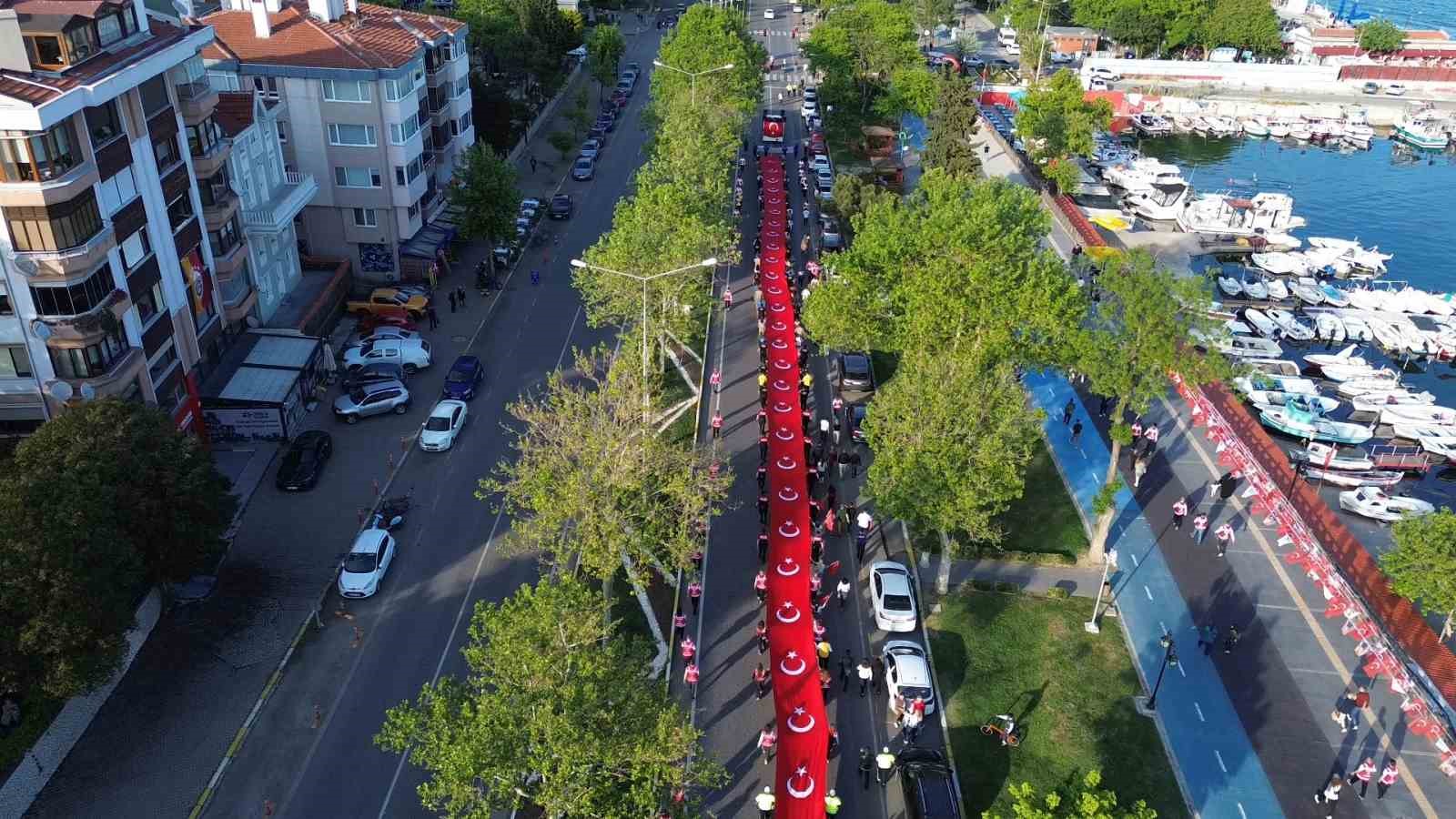 Tekirdağ’da dev bayrakla gençlik yürüyüşü 4 tekirdagda dev bayrakla genclik yuruyusu 0 TseIKLLL