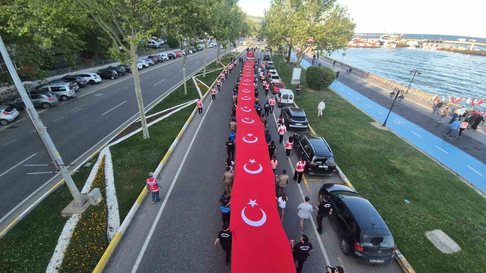 Tekirdağ’da dev bayrakla gençlik yürüyüşü 6 tekirdagda dev bayrakla genclik yuruyusu 2