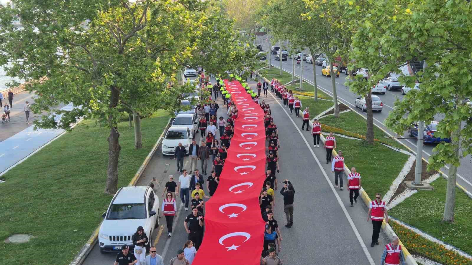 Tekirdağ’da dev bayrakla gençlik yürüyüşü 7 tekirdagda dev bayrakla genclik yuruyusu 3 9a6krkZs