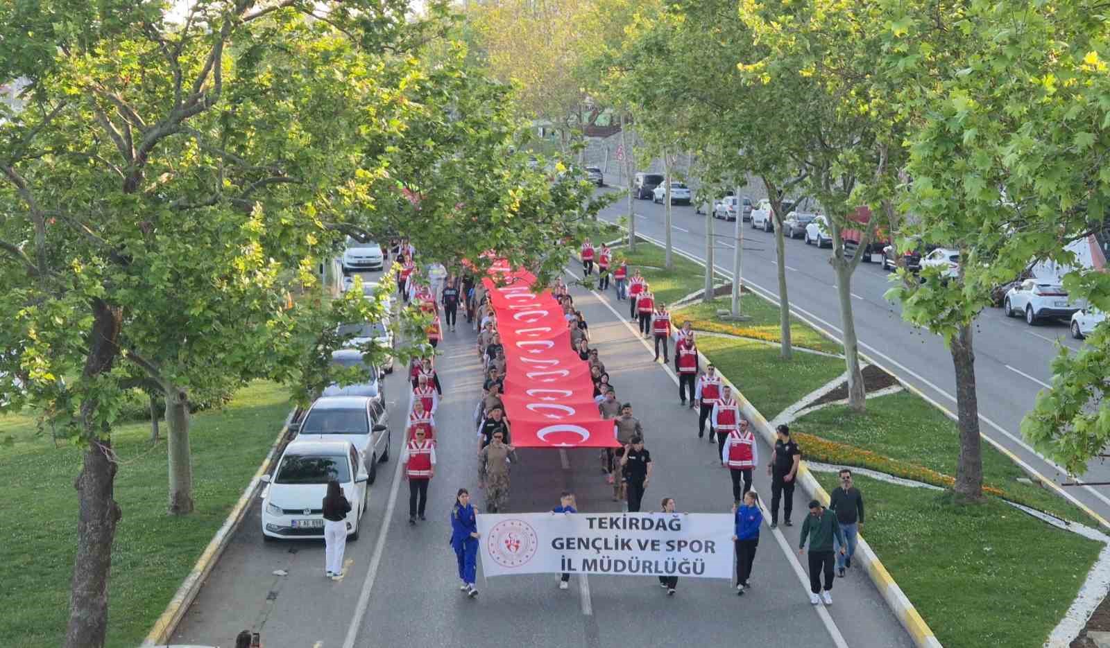 Tekirdağ’da dev bayrakla gençlik yürüyüşü 8 tekirdagda dev bayrakla genclik yuruyusu 4 BzjtpNL4