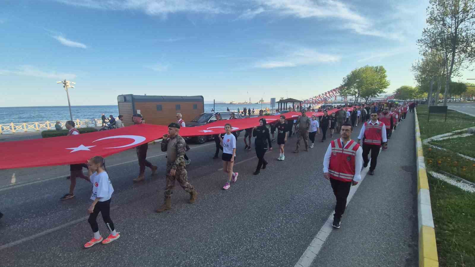 Tekirdağ’da dev bayrakla gençlik yürüyüşü 9 tekirdagda dev bayrakla genclik yuruyusu 5 ROe1Rlj6
