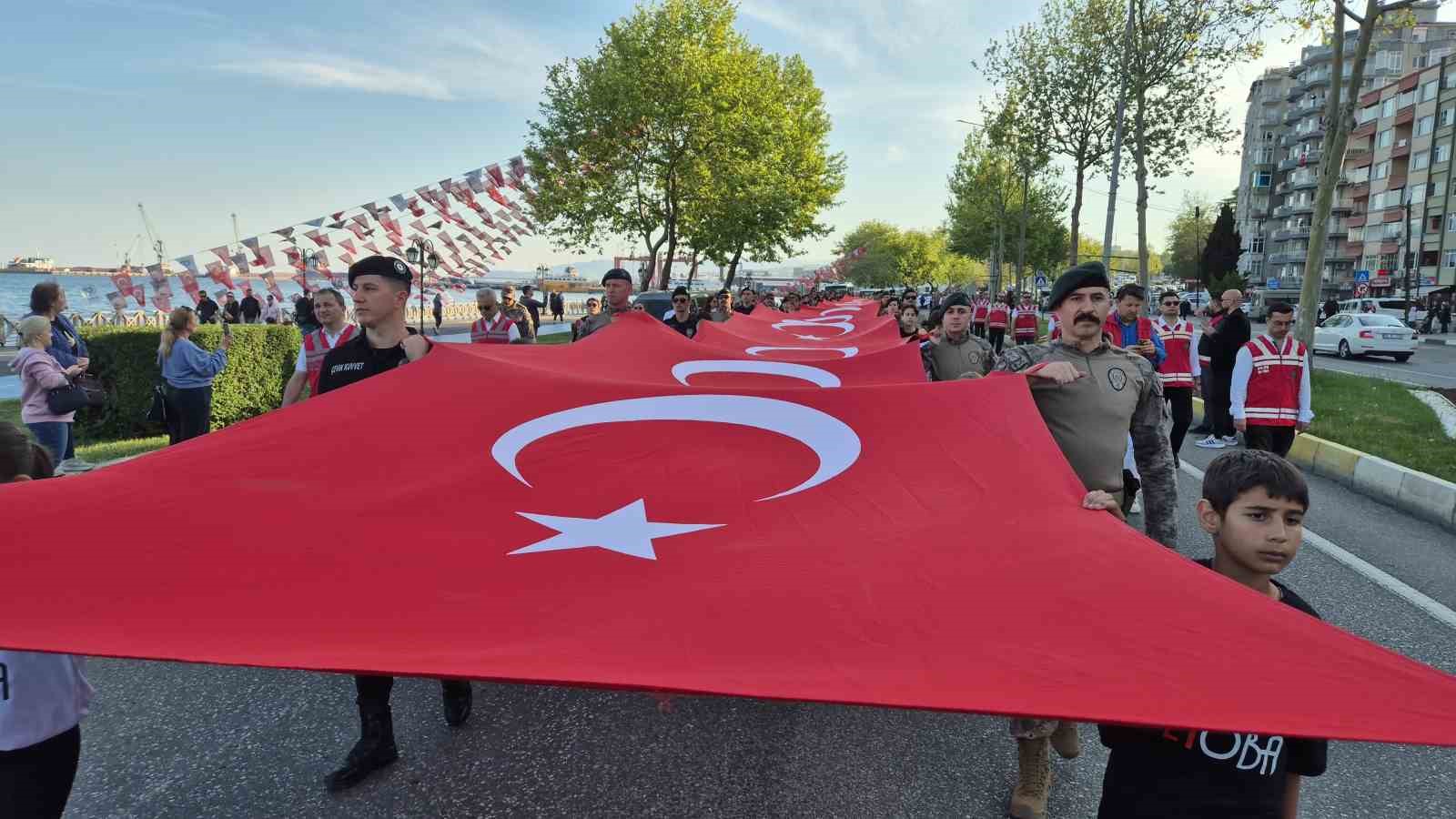 Tekirdağ’da dev bayrakla gençlik yürüyüşü 10 tekirdagda dev bayrakla genclik yuruyusu 6 1J9OtGJy
