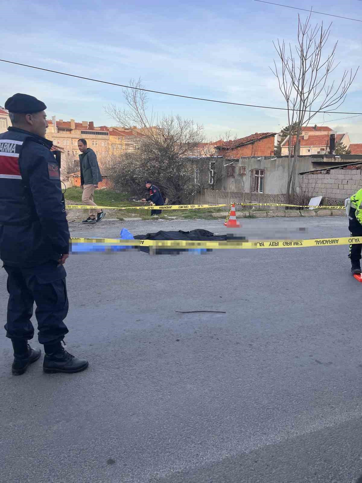 tekirdagda feci kaza cop toplayan kadin kamyonun altinda can verdi 2 LlEwivJT