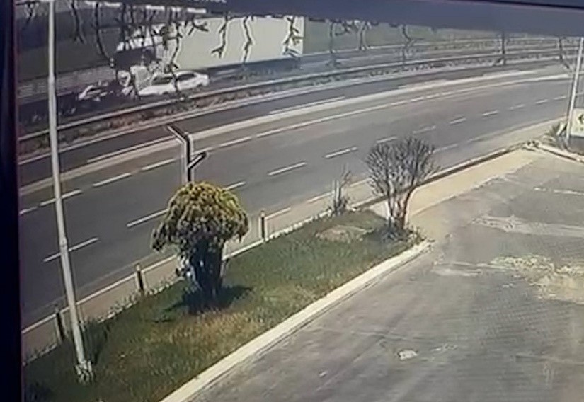tekirdagda feci kaza kamerada iki tirin arasinda kalan aractan sag cikti 0 6cXLetJr
