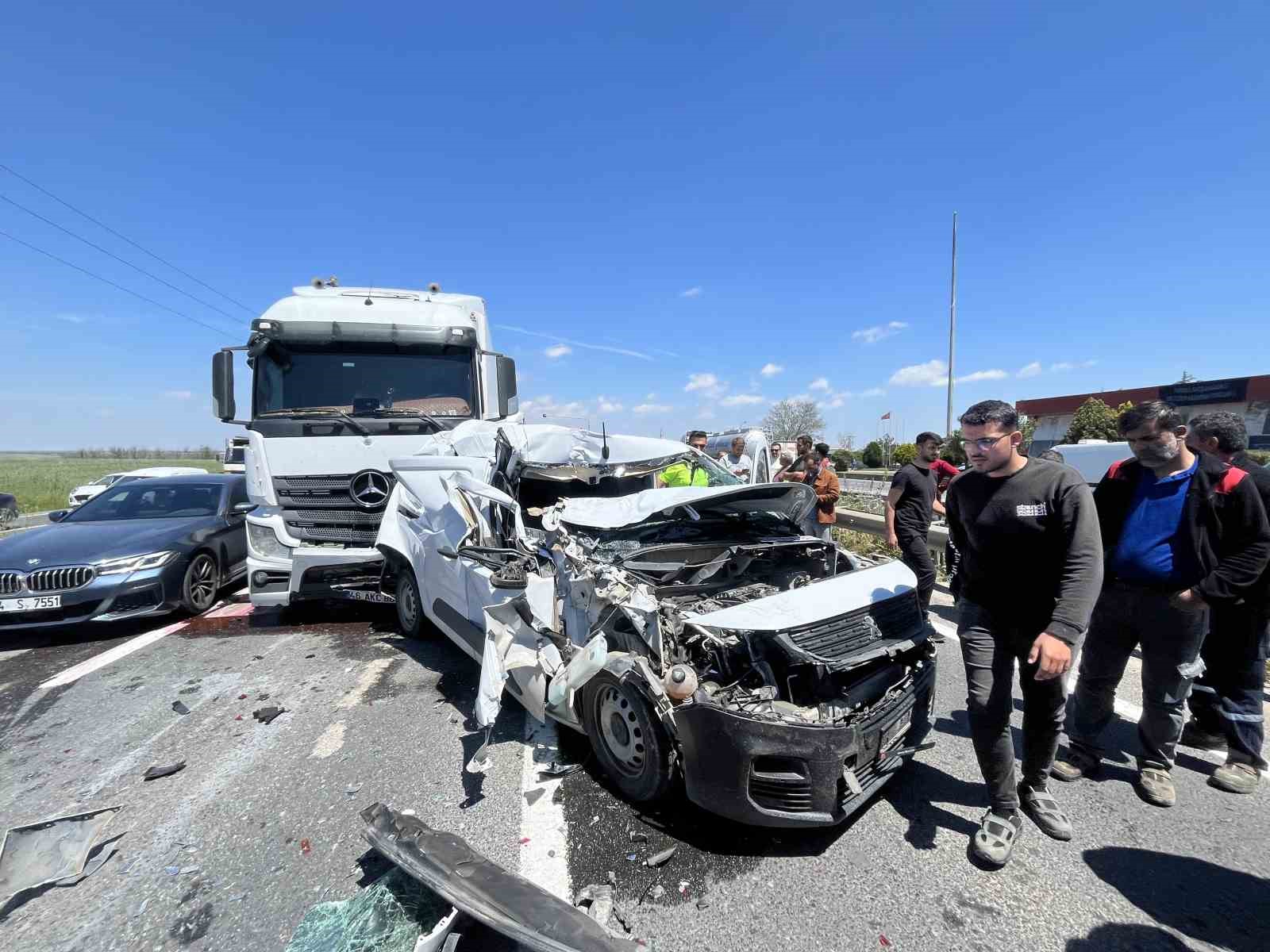 tekirdagda feci kaza kamerada iki tirin arasinda kalan aractan sag cikti 1 mbpdc5RW