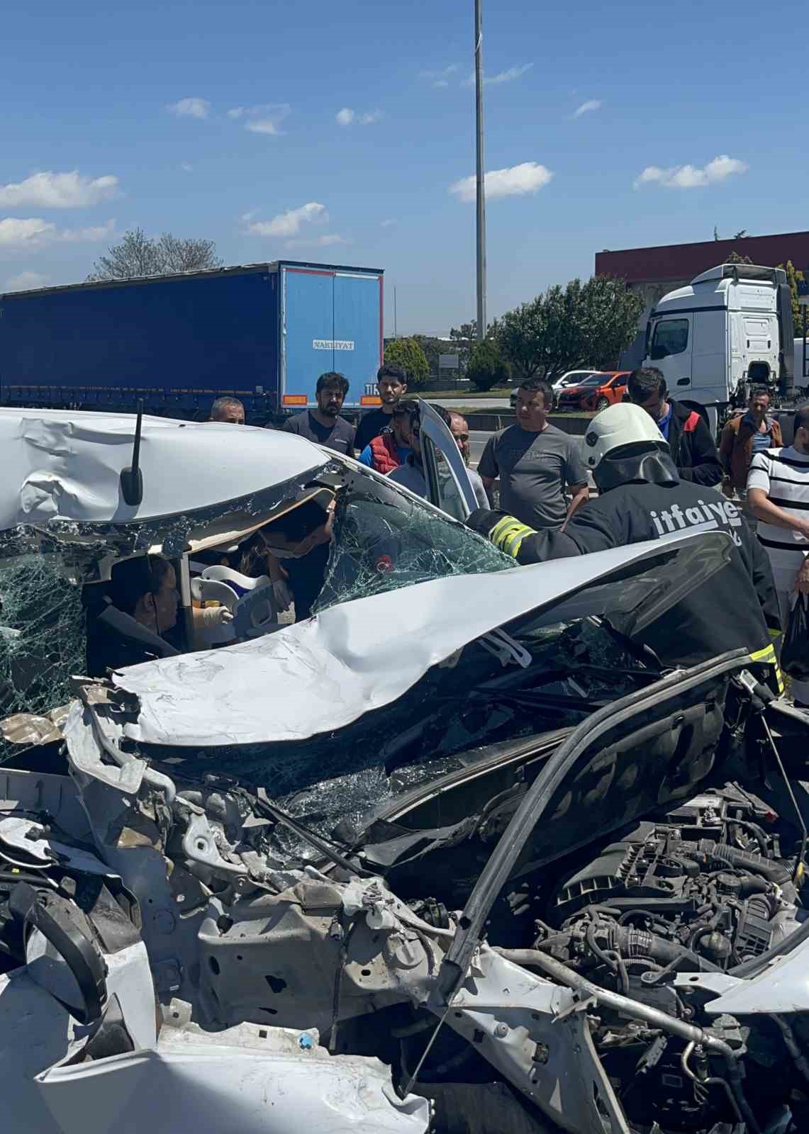 tekirdagda feci kaza kamerada iki tirin arasinda kalan aractan sag cikti 2