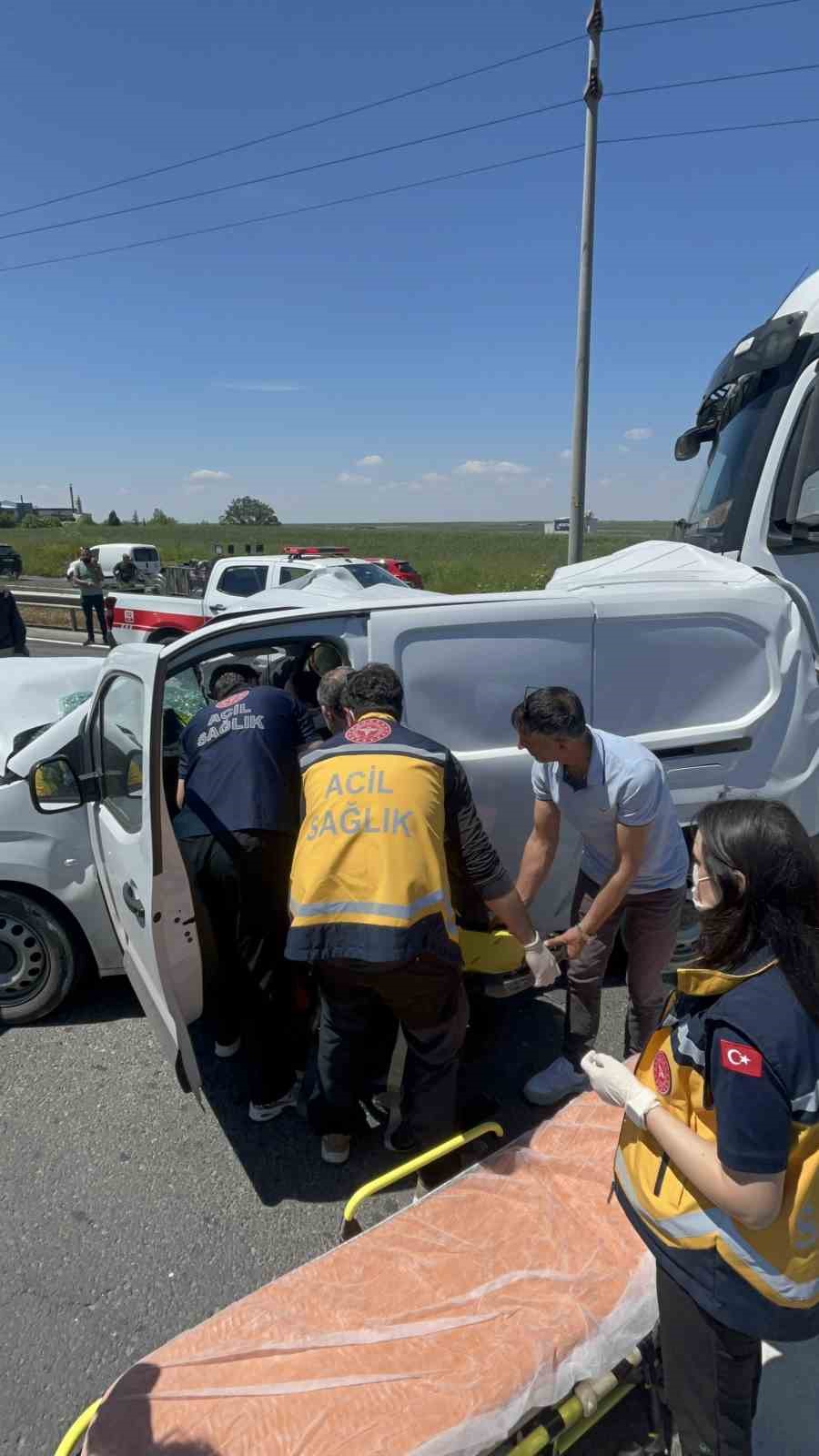tekirdagda feci kaza kamerada iki tirin arasinda kalan aractan sag cikti 3 sTyICm56