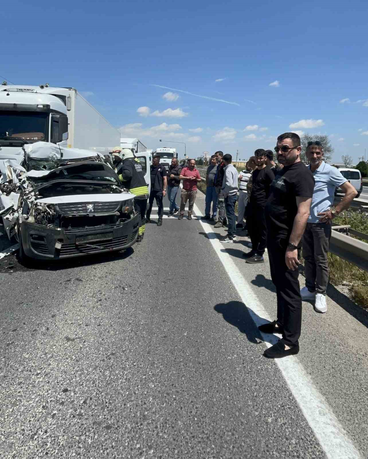 tekirdagda feci kaza kamerada iki tirin arasinda kalan aractan sag cikti 5 DZtKalFE