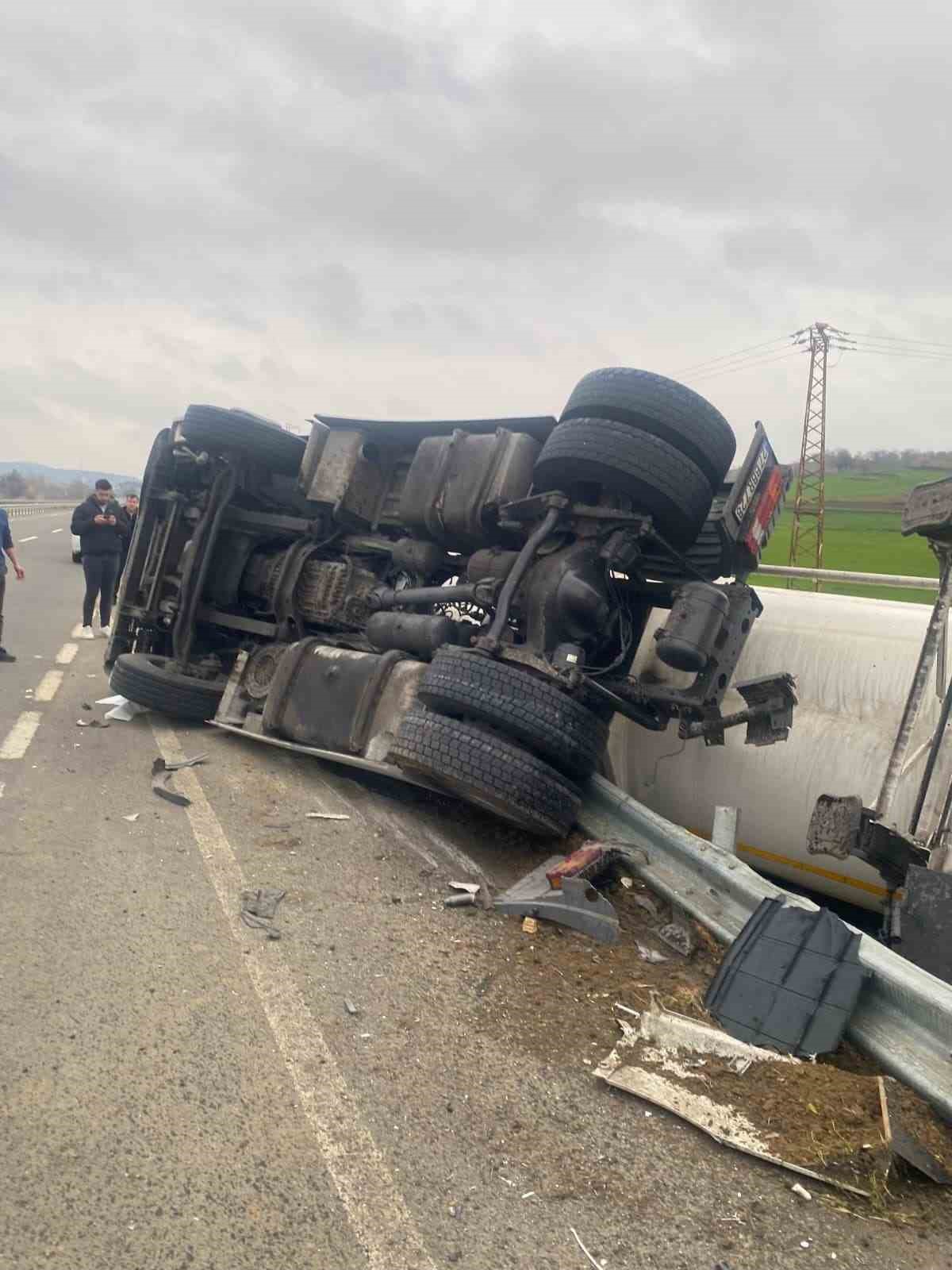 tekirdagda feci kaza tir soforu hayatini kaybetti 2 2ivDZTOr