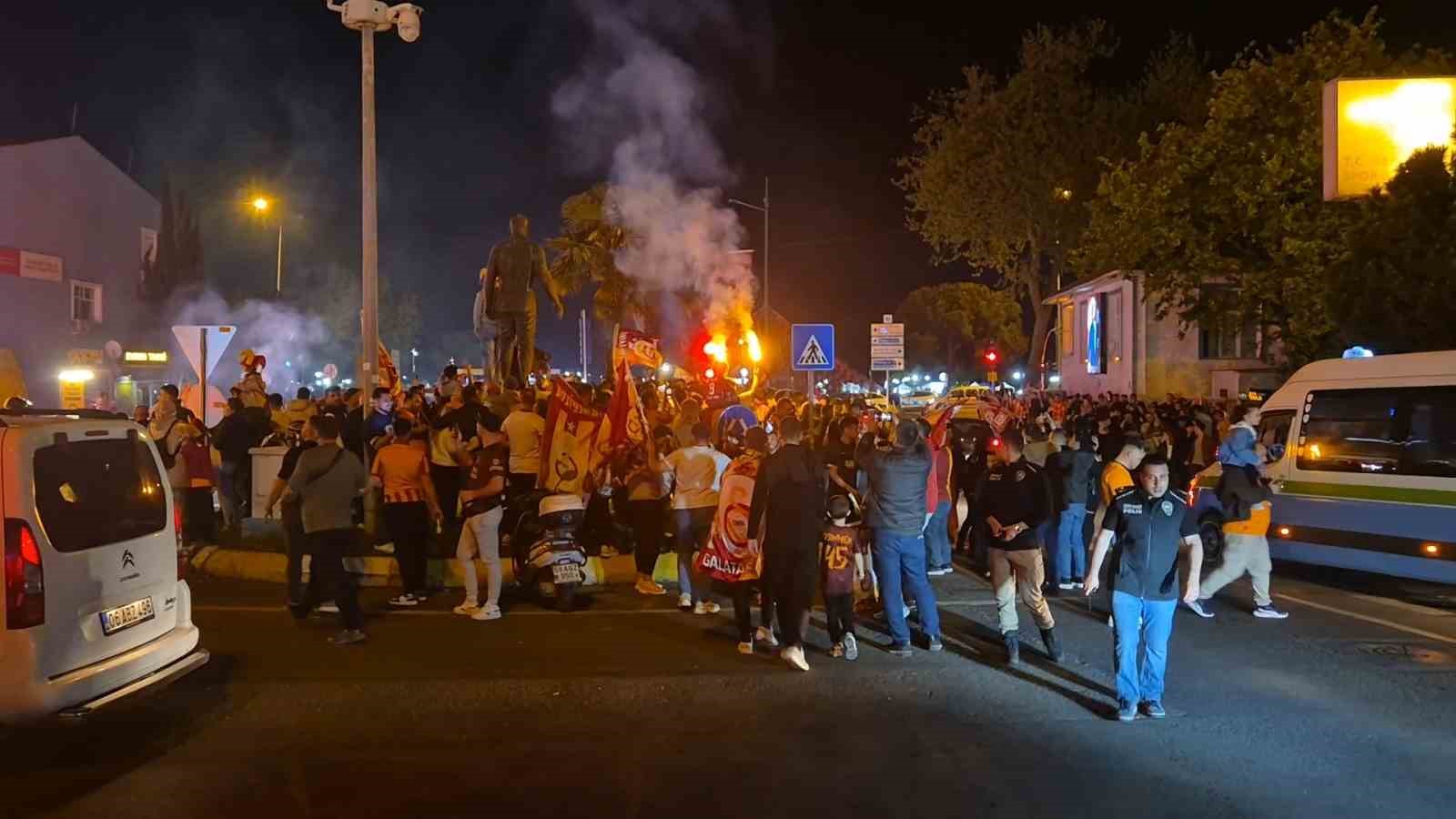 Tekirdağ’da Galatasaray şampiyonluğu coşkuyla kutlandı 4 tekirdagda galatasaray sampiyonlugu coskuyla kutlandi 0 sh1EBQFl