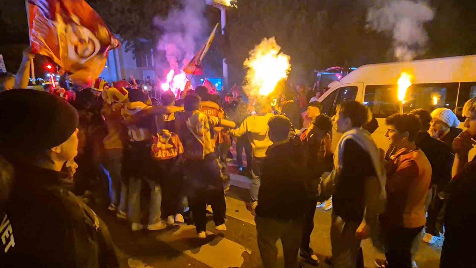 Tekirdağ’da Galatasaray şampiyonluğu coşkuyla kutlandı 6 tekirdagda galatasaray sampiyonlugu coskuyla kutlandi 2 Mu7RreYj