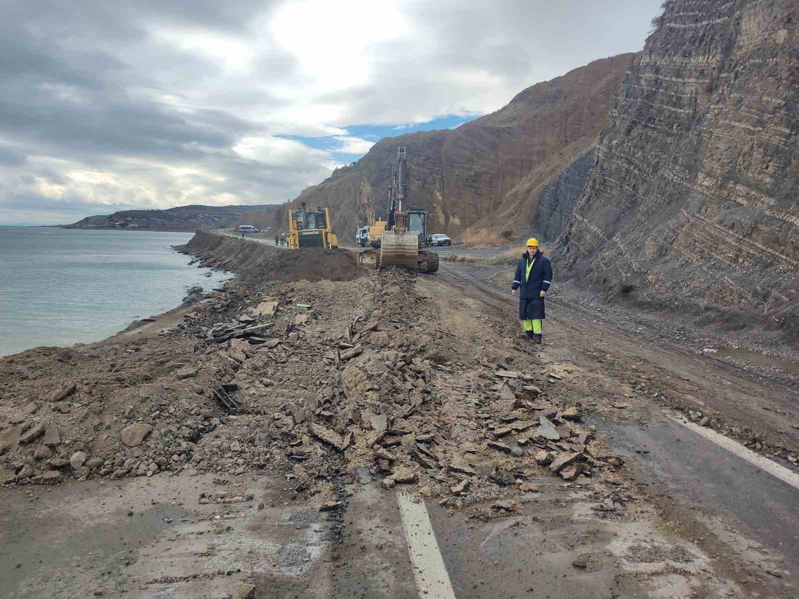 tekirdagda heyelan yol kapatildi 2