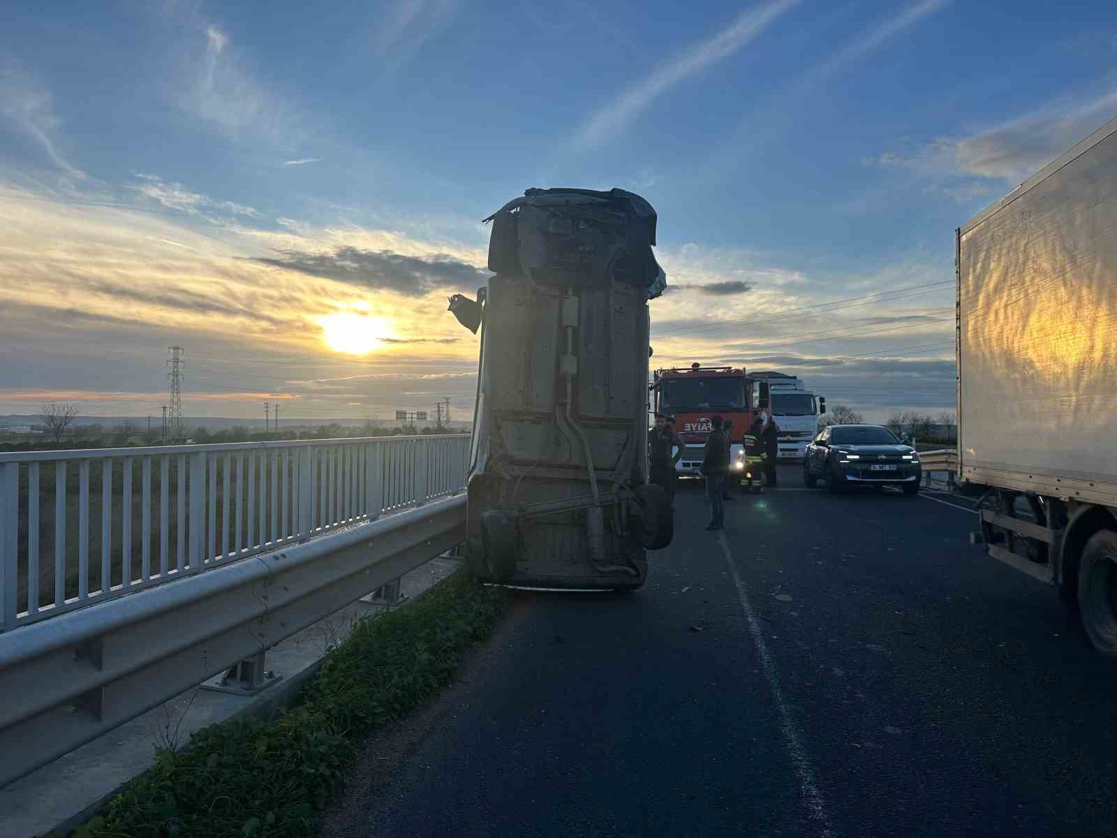 tekirdagda ilginc kaza bariyere carpan arac dik durdu 2 kisi yaralandi 1 N4VclNFW