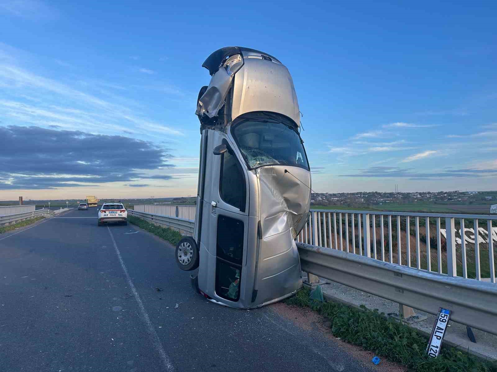 tekirdagda ilginc kaza bariyere carpan arac dik durdu 2 kisi yaralandi 2 evZzHWlG