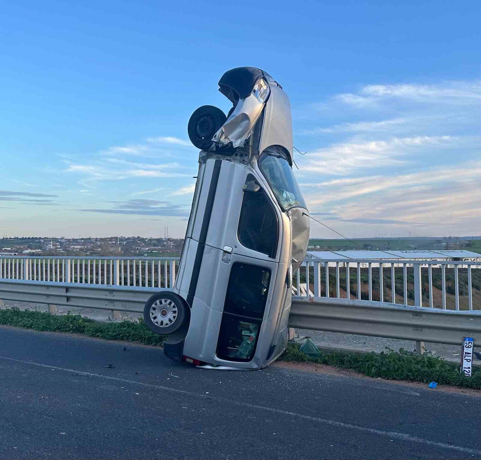 tekirdagda ilginc kaza bariyere carpan arac dik durdu 2 kisi yaralandi 4