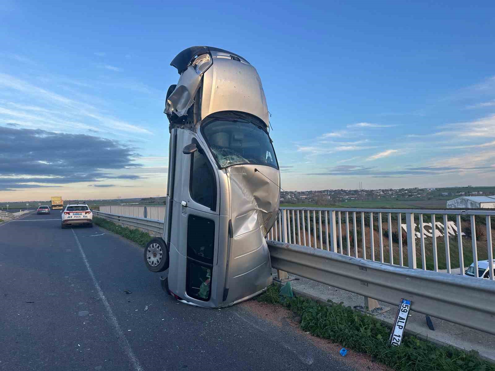 tekirdagda ilginc kaza bariyere carpan arac dik durdu 2 kisi yaralandi 5 m9DBtBKB