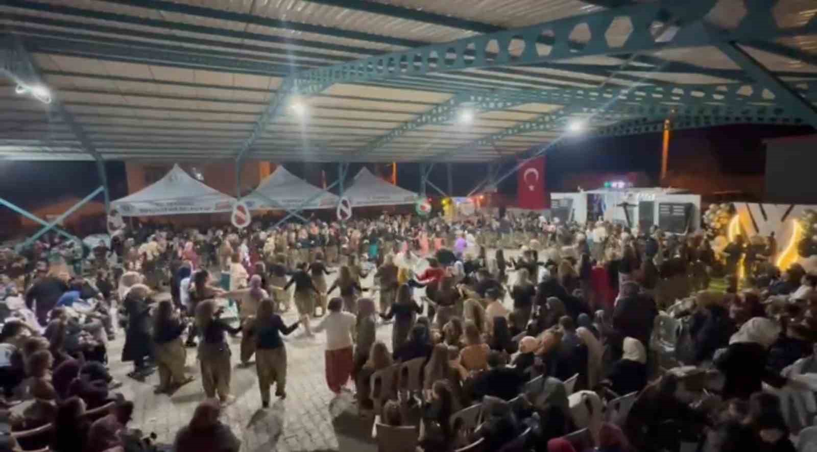 tekirdagda kadinlardan renkli salvar gecesi 2 bin kisi katildi 1 IKGymIvV