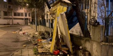 tekirdagda-kamyonet-taksi-duragina-daldi-olay-yerini-terk-etti-o-anlar-kamerada-fPfircAK.jpg