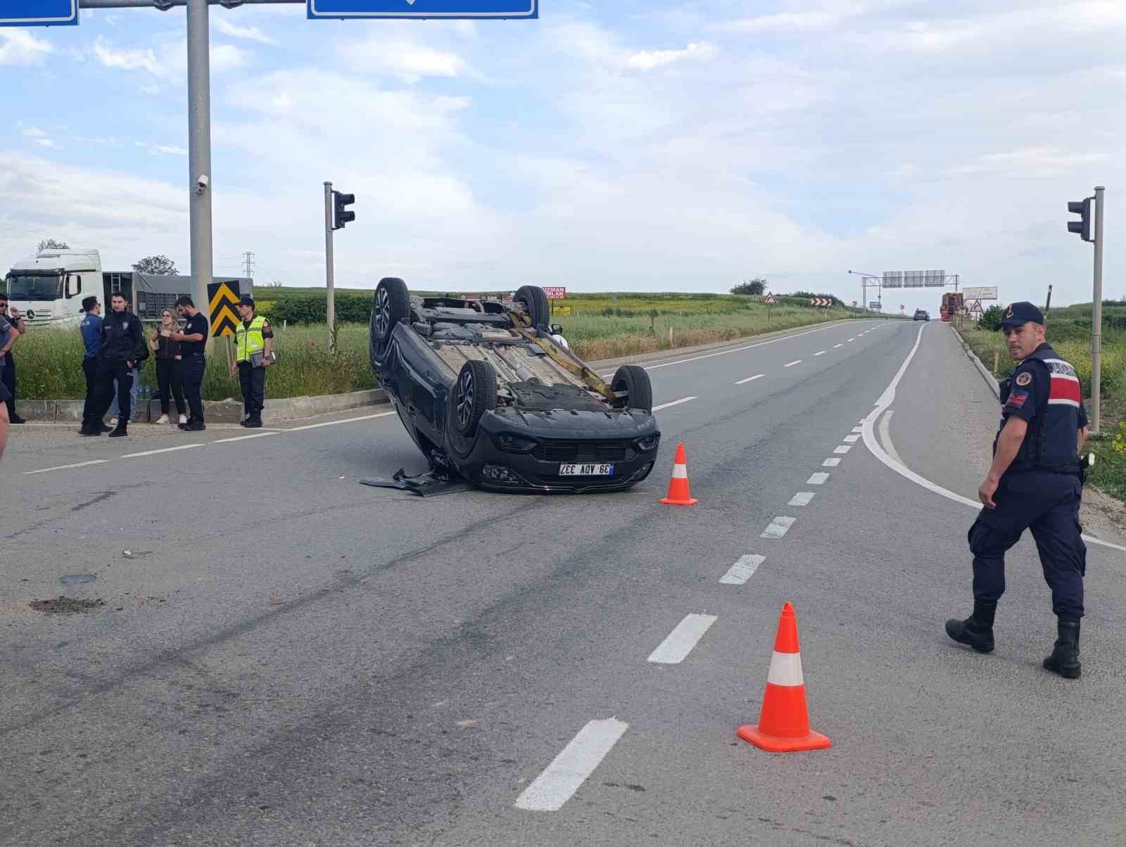 tekirdagda kamyonetle carpisan otomobil ters dondu 1 yarali 0 RMwMOMFZ