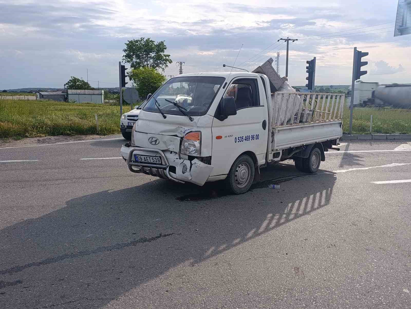 tekirdagda kamyonetle carpisan otomobil ters dondu 1 yarali 2 FwIZSkS5