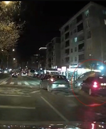 tekirdagda-kaza-ani-arac-kamerasinda-park-halindeki-otomobili-bicti-W9Ix8ZPm.jpg