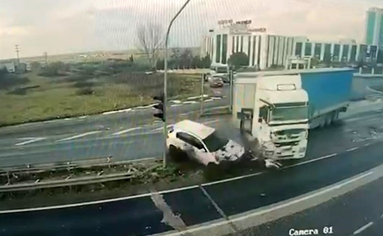 tekirdagda kirmizi isik ihlalinin kazayla sonuclandigi anlar kamerada 1