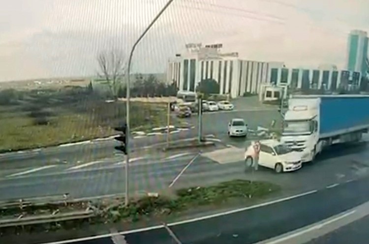 tekirdagda kirmizi isik ihlalinin kazayla sonuclandigi anlar kamerada 2 jhENBdbt