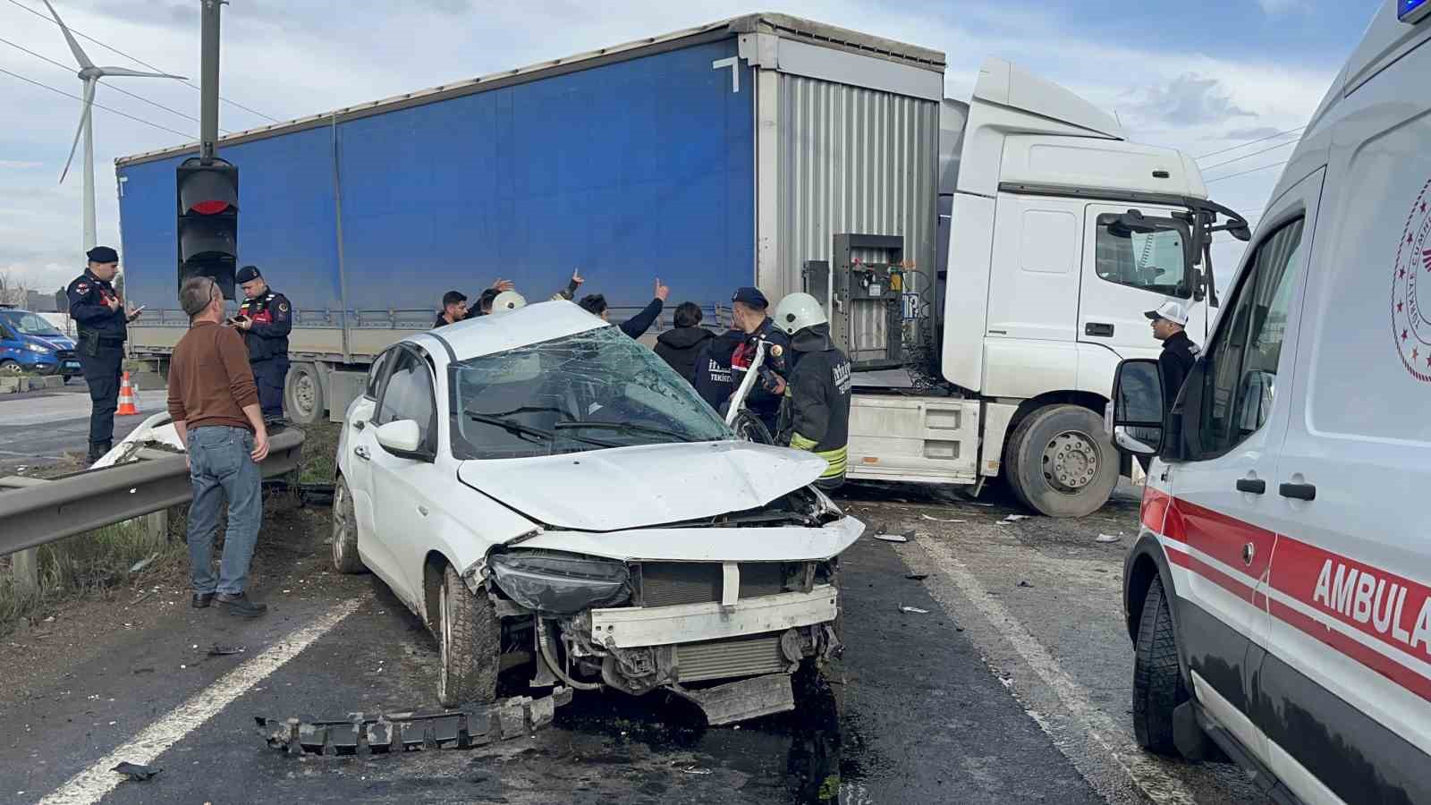 tekirdagda kirmizi isik ihlalinin kazayla sonuclandigi anlar kamerada 4 32j94U7v