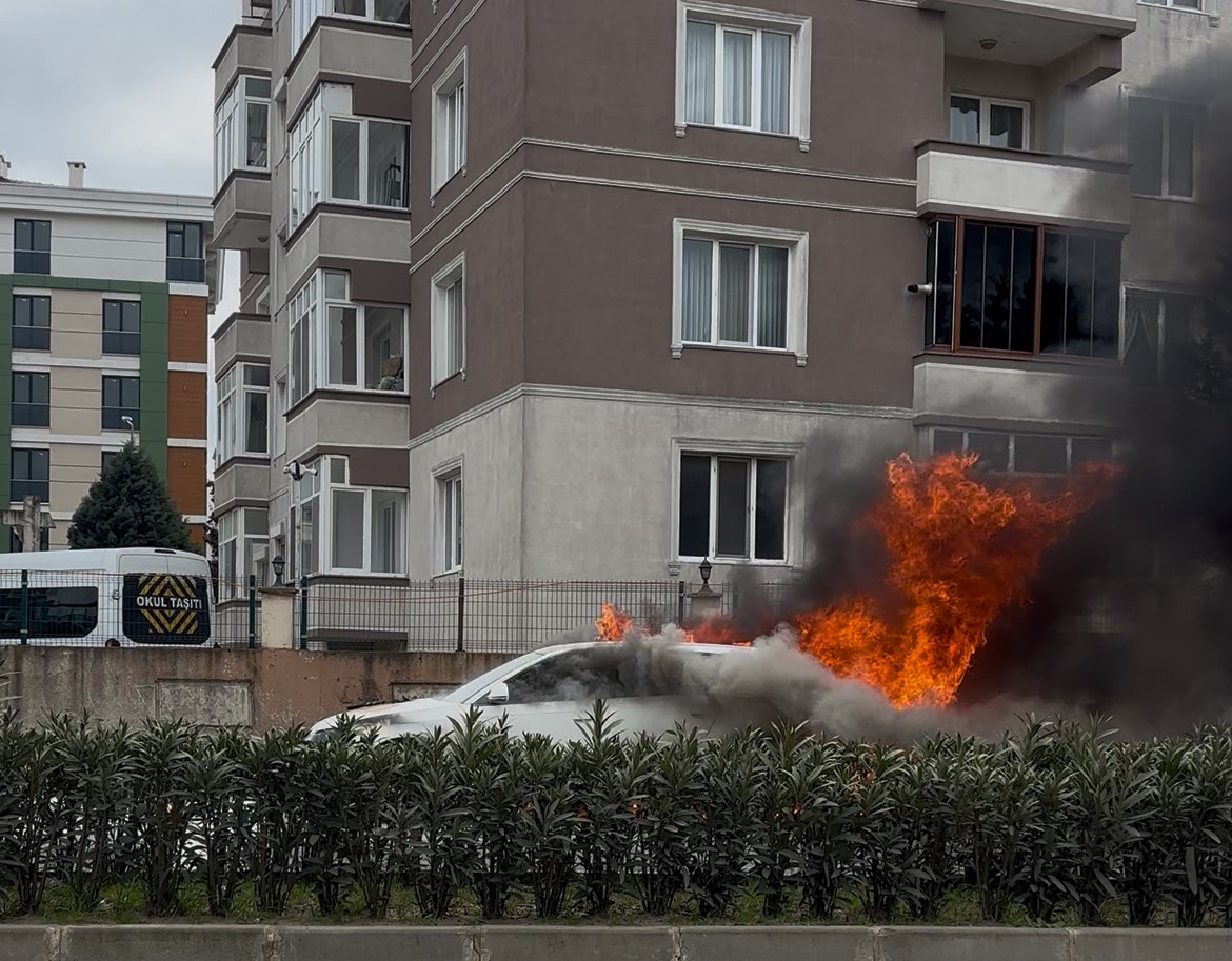 tekirdagda korku dolu anlar otomobil bir anda alev topuna dondu 0 34XqH9gd