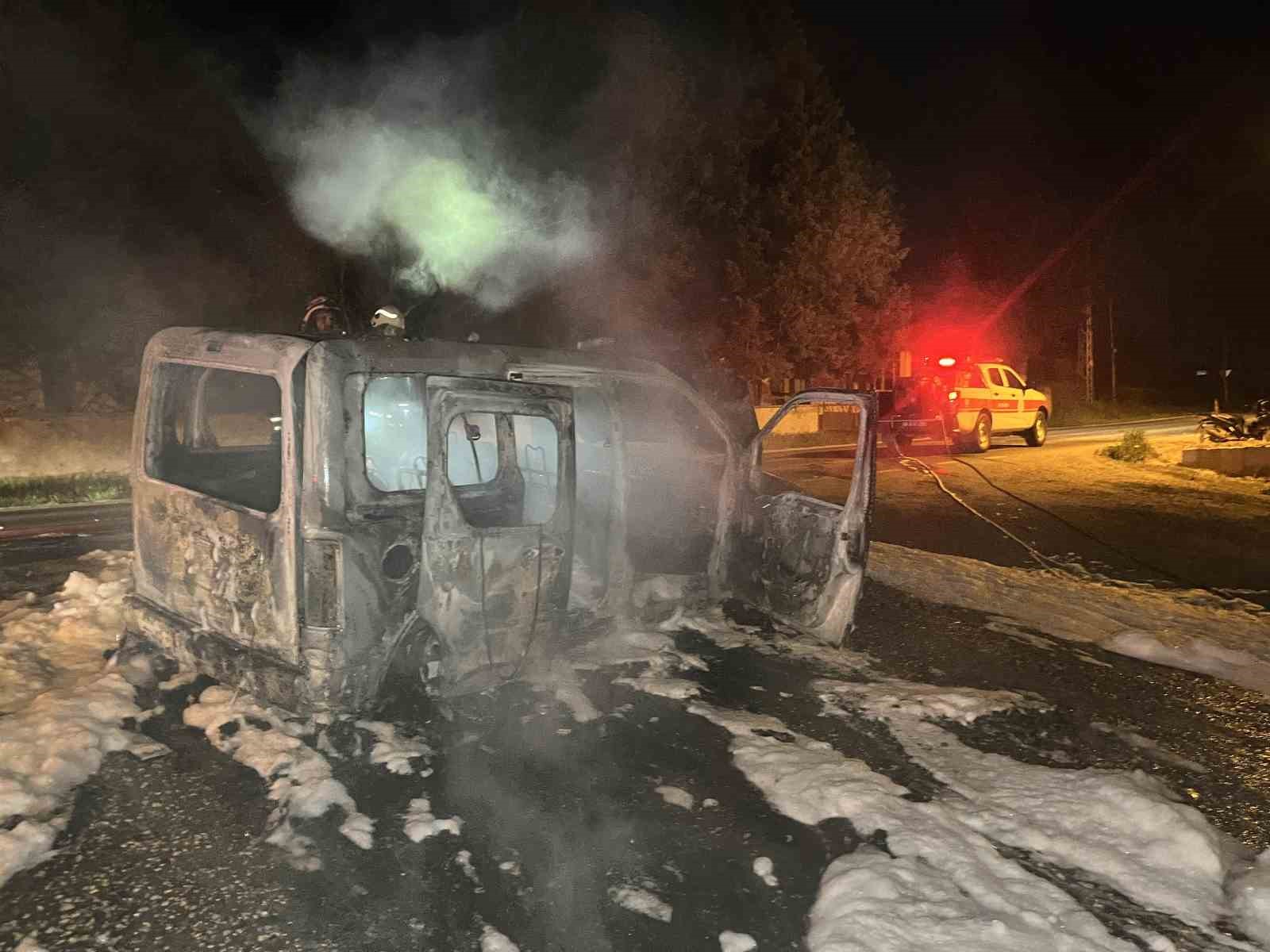 Tekirdağ’da korkutan yangın: Seyir halindeki araç alev topuna döndü 5 tekirdagda korkutan yangin seyir halindeki arac alev topuna dondu 1 FbEnKuac