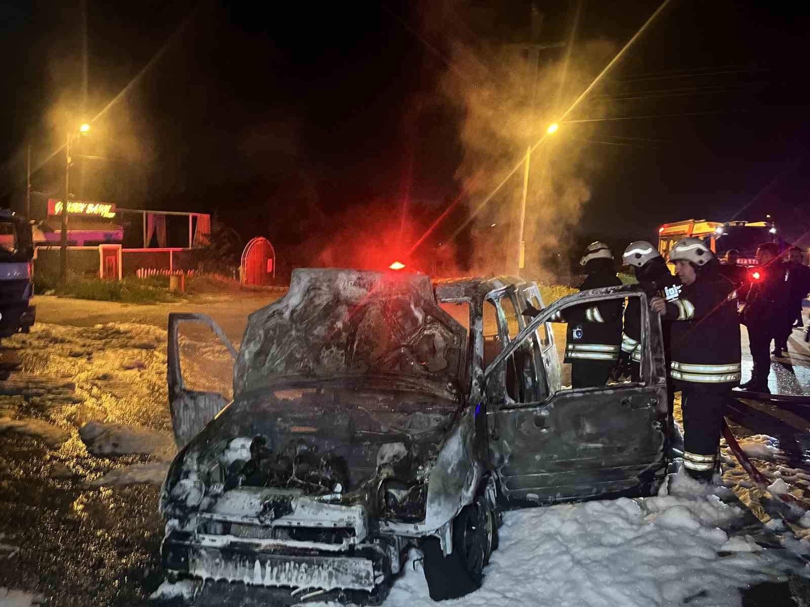 Tekirdağ’da korkutan yangın: Seyir halindeki araç alev topuna döndü 6 tekirdagda korkutan yangin seyir halindeki arac alev topuna dondu 2 bMhgH7H4
