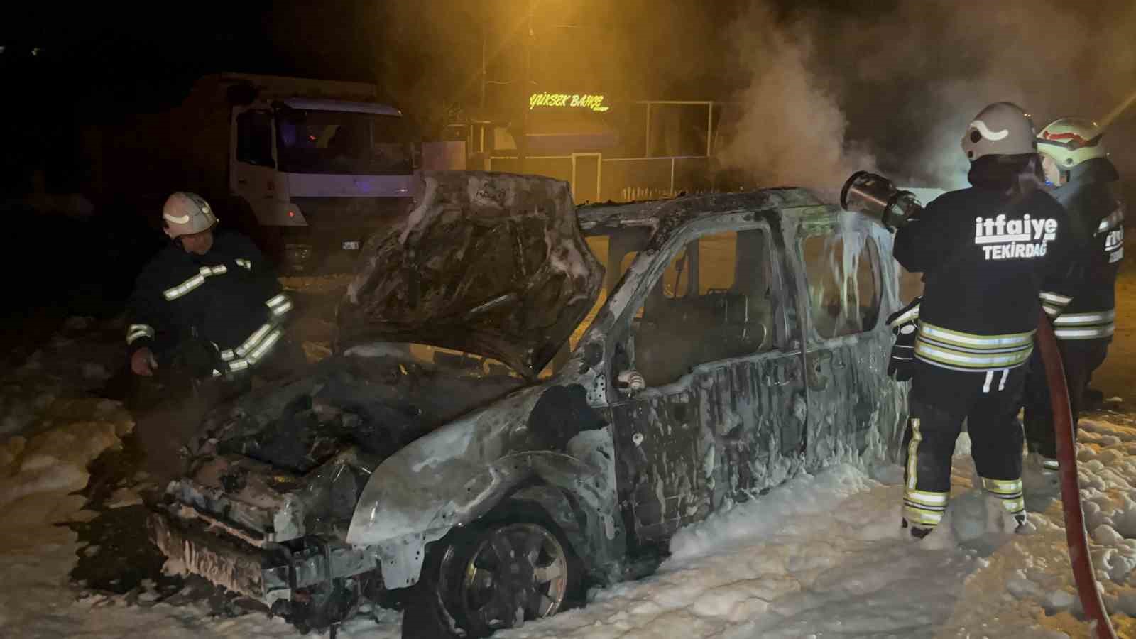 Tekirdağ’da korkutan yangın: Seyir halindeki araç alev topuna döndü 7 tekirdagda korkutan yangin seyir halindeki arac alev topuna dondu 3 6I5wc4Jy