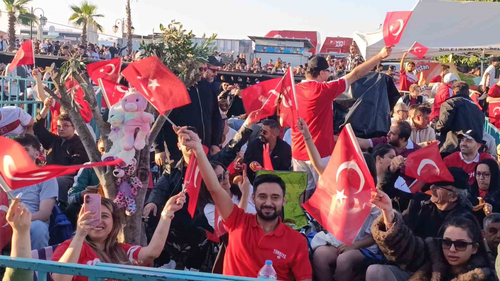Tekirdağ’da milli coşku: Taraftarlar sahili doldurdu 7 tekirdagda milli cosku taraftarlar sahili doldurdu 3 ZGdZIpcH