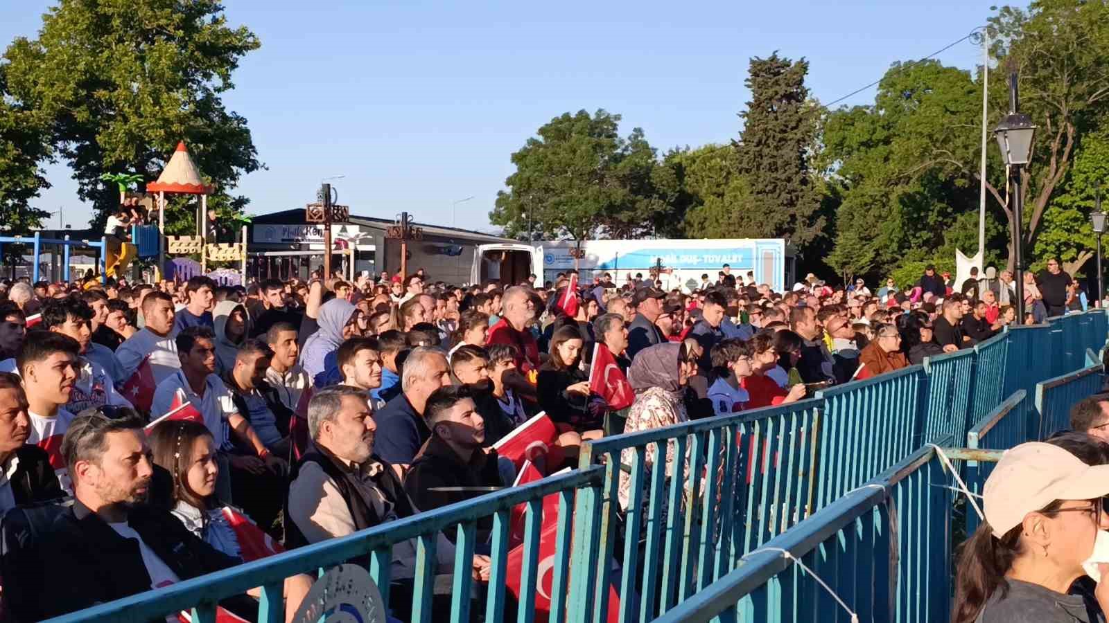 Tekirdağ’da milli coşku: Taraftarlar sahili doldurdu 8 tekirdagda milli cosku taraftarlar sahili doldurdu 4 7SwOtrc8