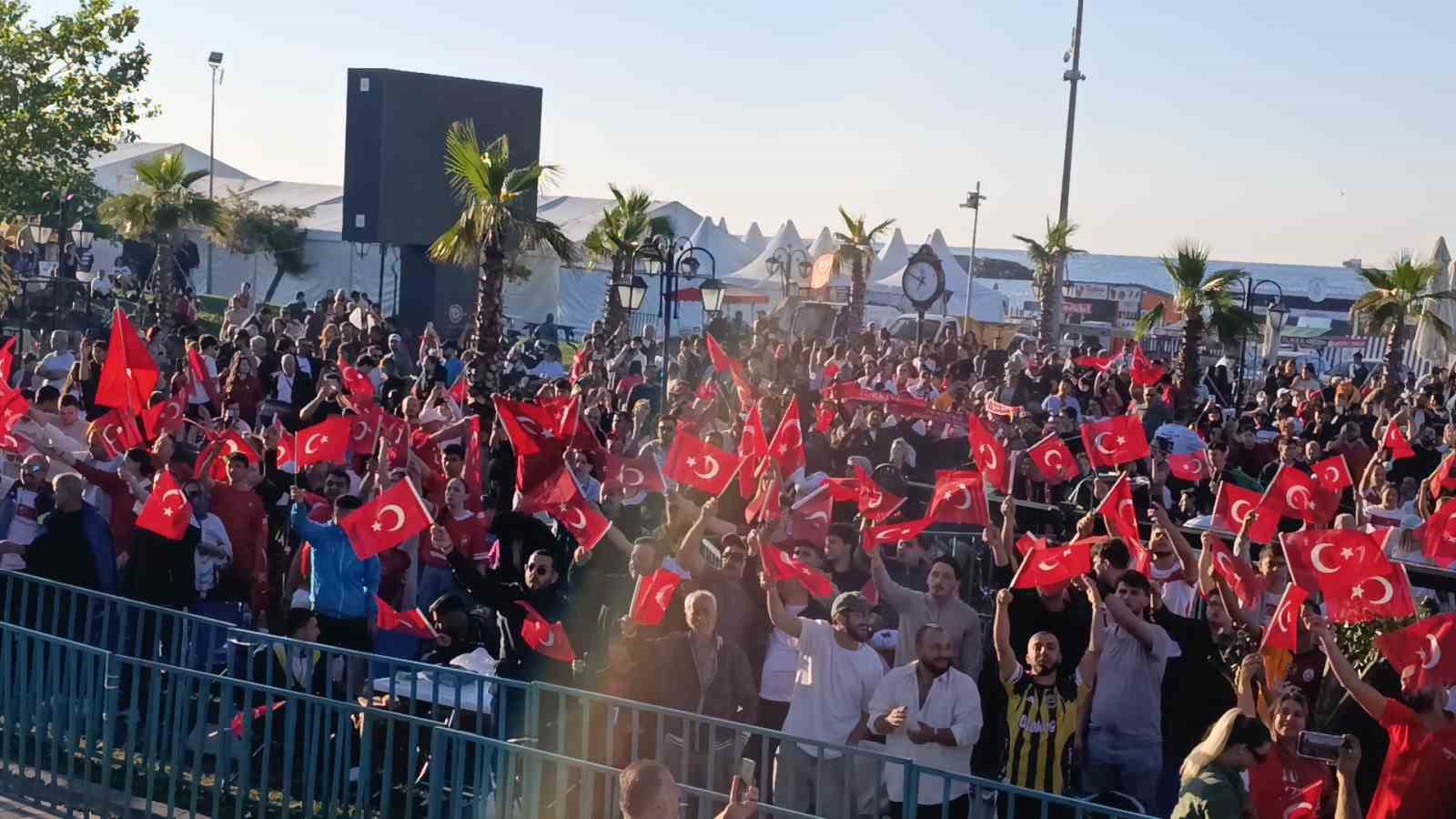 Tekirdağ’da milli coşku: Taraftarlar sahili doldurdu 9 tekirdagda milli cosku taraftarlar sahili doldurdu 5 AVlXPhV3