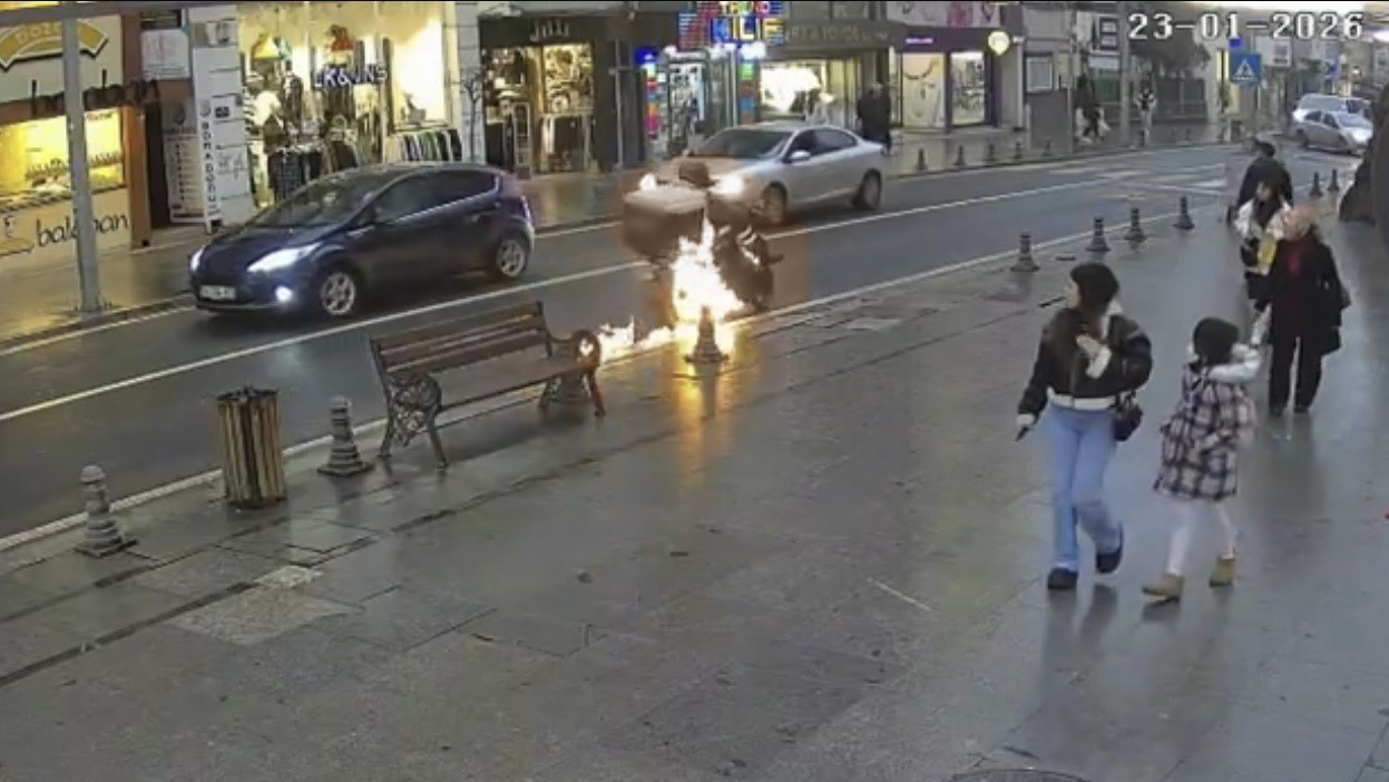tekirdagda motosiklet bir anda alev topuna dondu uzerinden atlayarak yanmaktan son anda kurtuldu 2 ae8knOyH