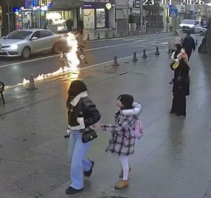 tekirdagda motosiklet bir anda alev topuna dondu uzerinden atlayarak yanmaktan son anda kurtuldu 4 ZPHDy1vl