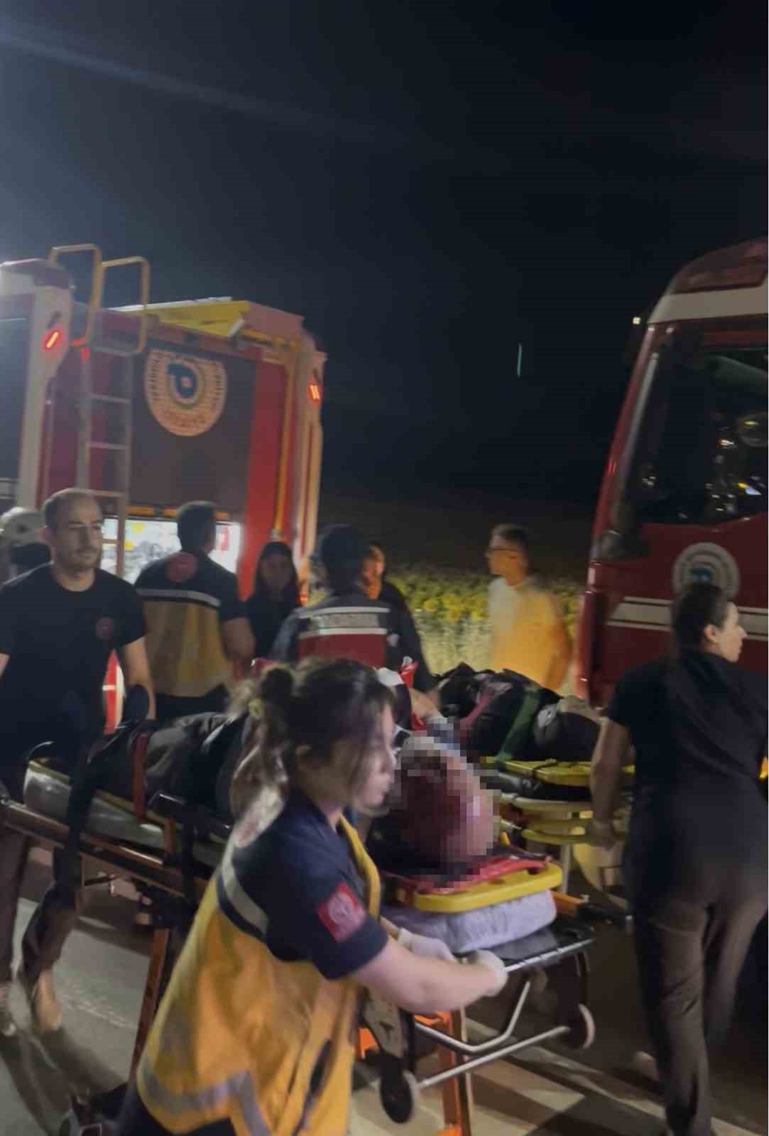 Tekirdağ’da otomobil beton bloğa çarparak tarlaya devrildi: 3’ü çocuk 5 yaralı 7 tekirdagda otomobil beton bloga carparak tarlaya devrildi 3u cocuk 5 yarali 3 JwrT8bwQ