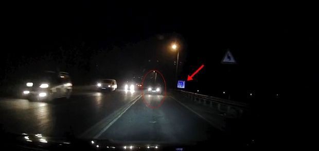 tekirdagda otomobil bir anda kayarak savruldu kazanin kil payi atlatildigi anlar kamerada 0 SYC6gI6R