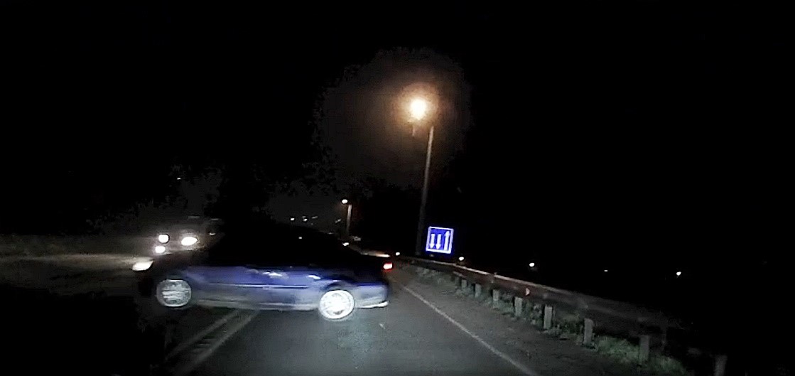 tekirdagda otomobil bir anda kayarak savruldu kazanin kil payi atlatildigi anlar kamerada 1 jijHJK6S