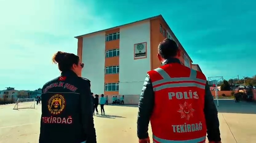 Tekirdağ’da polis ekiplerinden okullarda geniş çaplı denetim 4 tekirdagda polis ekiplerinden okullarda genis capli denetim 0 bJVABNXn