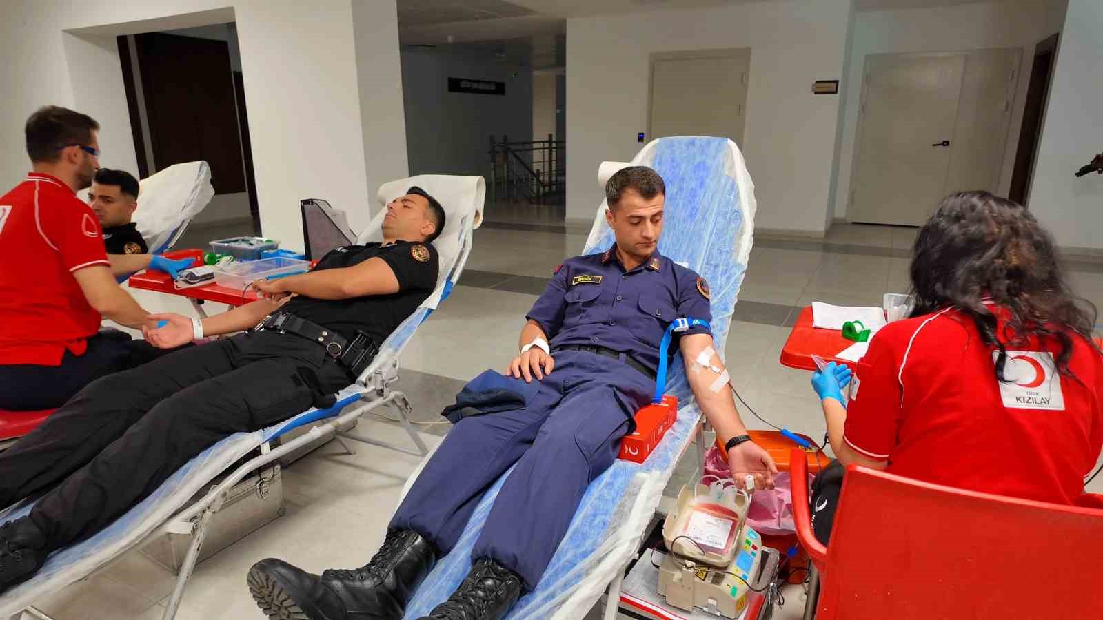 tekirdagda polis ve jandarmadan ornek dayanisma kizilaya kan bagisi 0 QetB8wM8