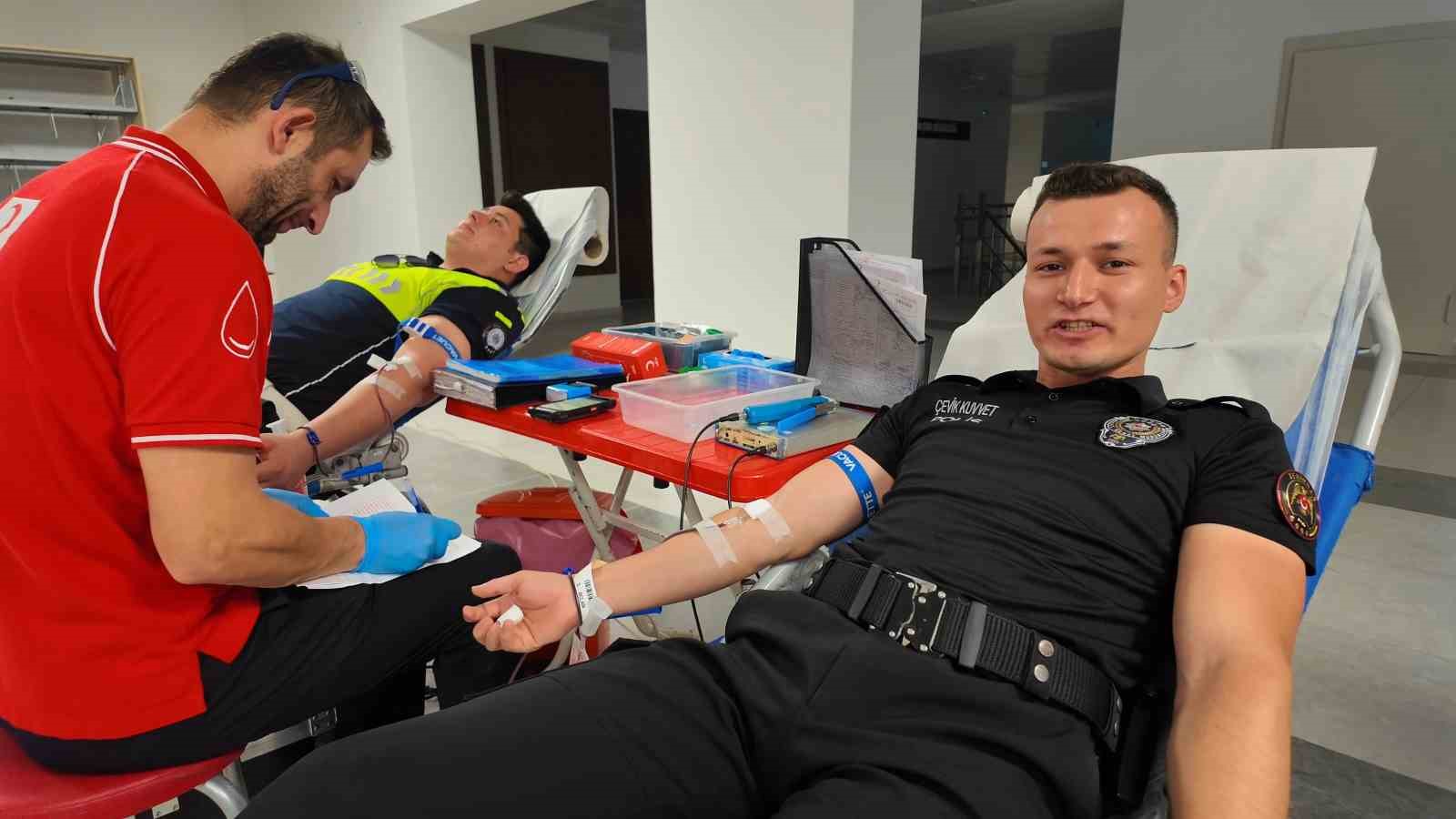 tekirdagda polis ve jandarmadan ornek dayanisma kizilaya kan bagisi 4 1nwhj9EG