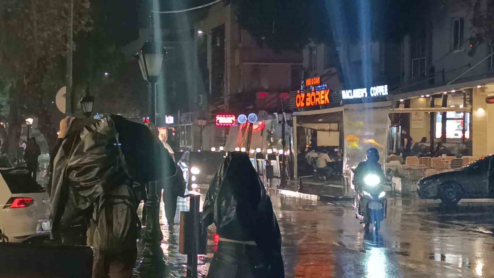 Tekirdağ’da sağanak yağış etkili oldu 4 tekirdagda saganak yagis etkili oldu 0 8TAzczB9